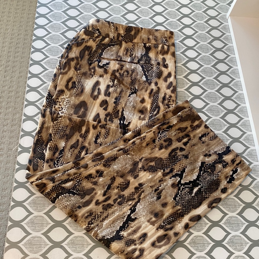 Chicos “snakeskin” inspired print Capri. Size 14 (Chicos size 2.5).